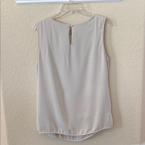 August 1 Eight Gray Sleeveless Blouse with Flowing Silhouette Size L - Picture 5 of 7